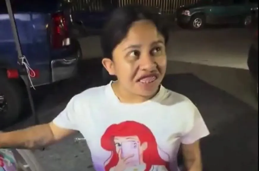 Lupita TikTok durante el video en el que le solicitan un saludo para tres personas