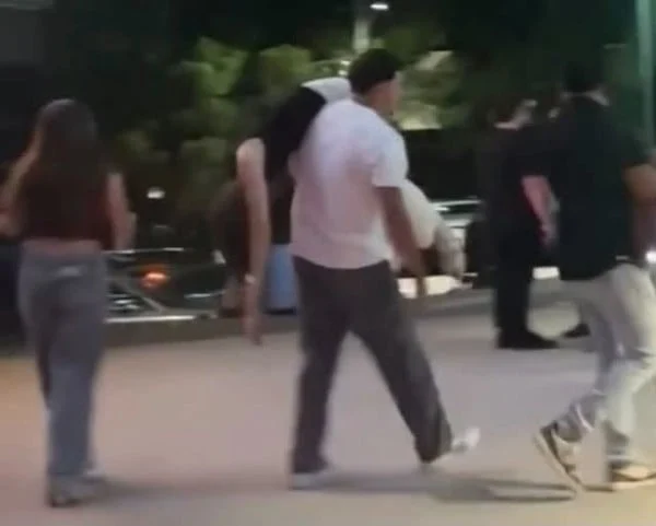Personas alrededor de dos mujeres presuntamente inconscientes en Plaza Portales de Ciudad Juárez