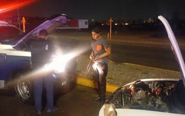 Vehículo varado en una vialidad inundada tras la tormenta en Ciudad Juárez