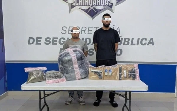 Arma, cargadores, granadas y paquetes de mariguana asegurados por la SSPE en Ciudad Juárez