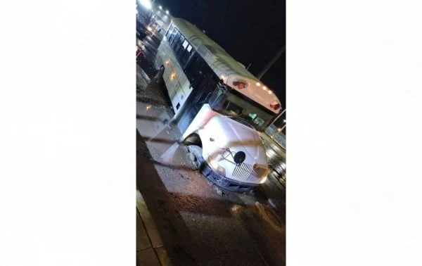 Camiones de personal atrapados en un hoyanco abierto por la lluvia en Ciudad Juárez