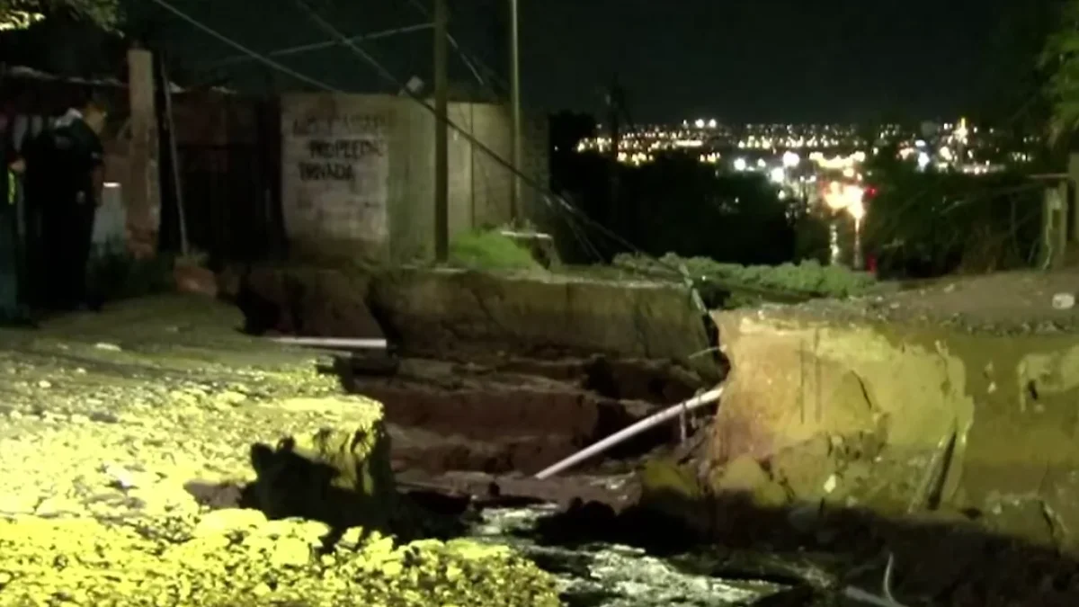 Socavón abierto por las lluvias en la calle Alfredo Horta de Águilas de Zaragoza