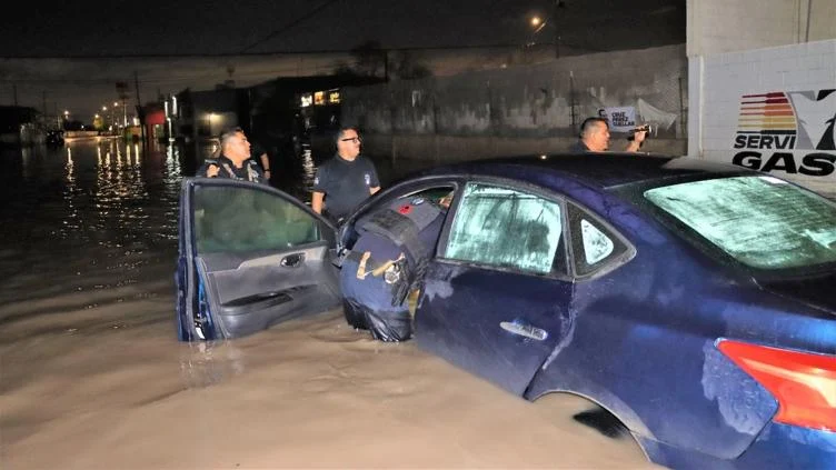 Rescate de mujer y bebé de un vehículo atrapado en una inundación en Ciudad Juárez