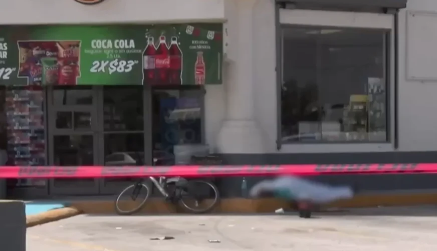 El hombre de 61 años se desplomó cerca de la bicicleta en la que viajaba; paramédicos confirmaron que ya no tenía signos vitales.