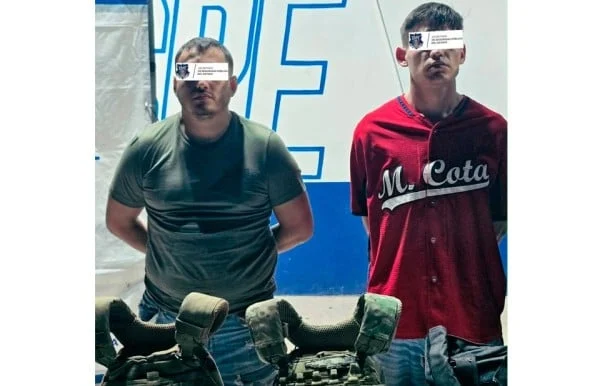 Armas, cargadores y dinero asegurados durante un operativo de la SSPE en Ojinaga