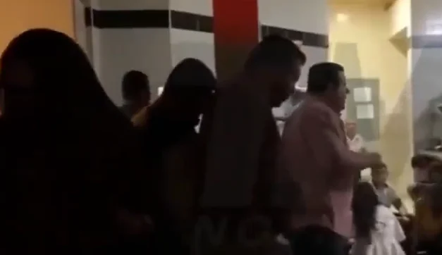 Pastor ora junto a familias refugiadas en la cocina de un restaurante durante una balacera en Culiacán