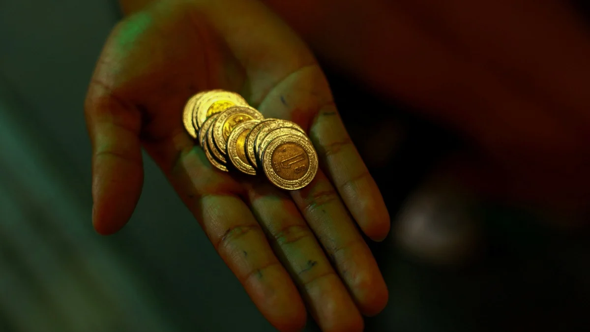Trabajador revisa estimaciones sobre el salario mínimo 2027 en México