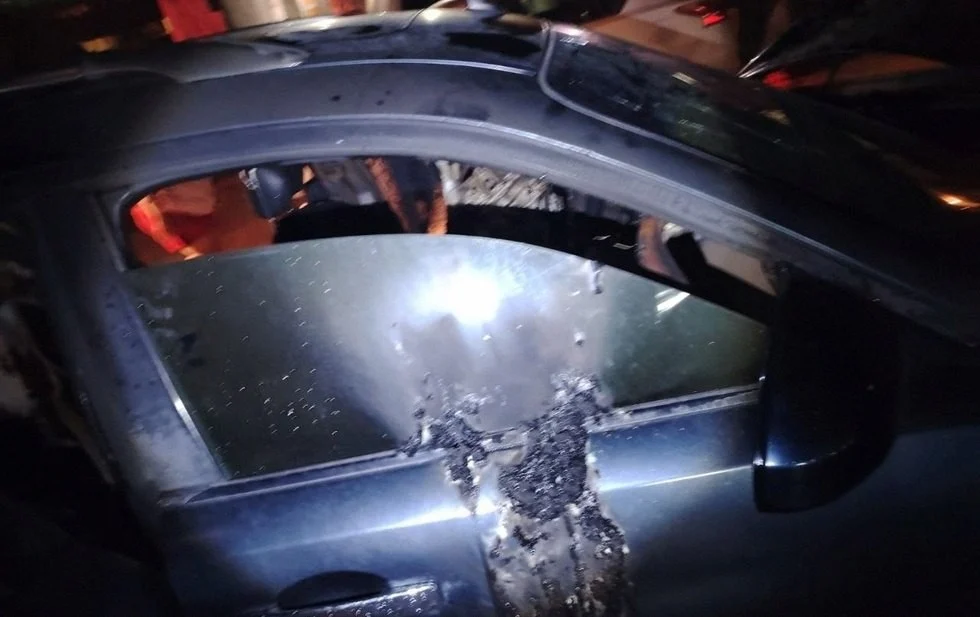 Automóvil dañado por un incendio en la colonia Almeras de Ciudad Juárez