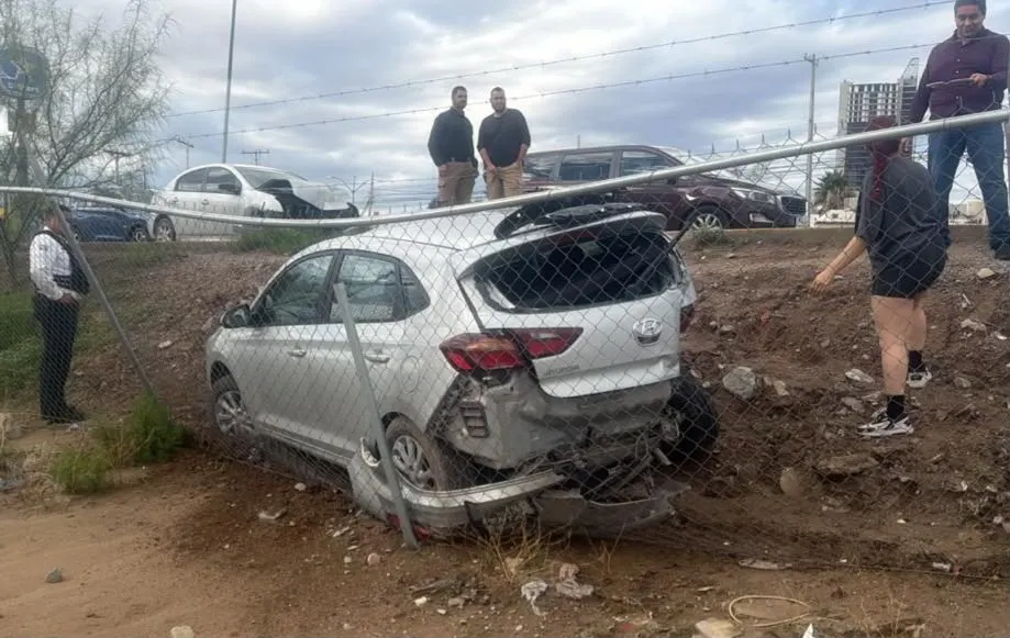 Vehículos involucrados en choque en Ejército Nacional y Paseo Esmeralda en Ciudad Juárez