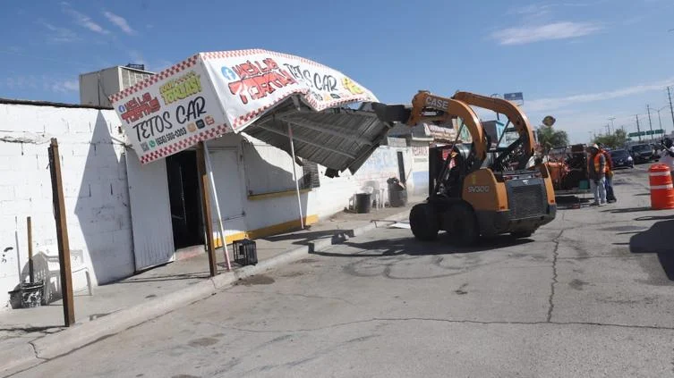 Cuadrillas municipales retiran estructuras de una banqueta del bulevar Independencia en Ciudad Juárez