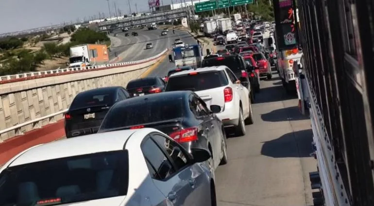 Largas filas de vehículos por el cierre del bulevar Juan Pablo II en Ciudad Juárez