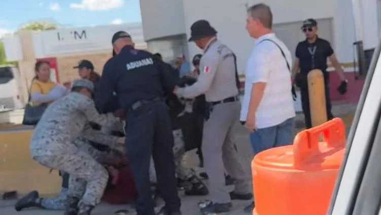 Agentes someten a un hombre en las instalaciones del puente Libre de Ciudad Juárez