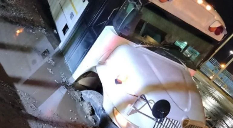 Camiones de transporte de personal atrapados en un socavón del bulevar Juan Pablo II en Ciudad Juárez