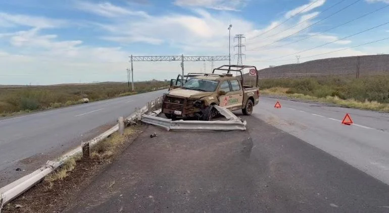 Unidad de Pemex accidentada contra barreras de contención en la carretera Panamericana