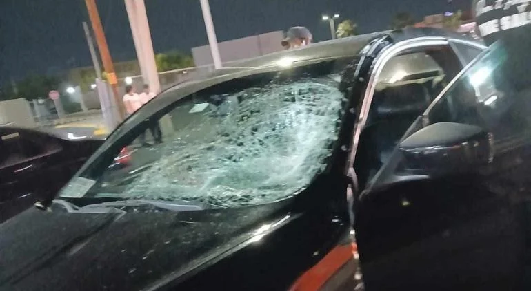 Paramédicos y agentes de Vialidad atienden un accidente en la avenida López Mateos de Ciudad Juárez