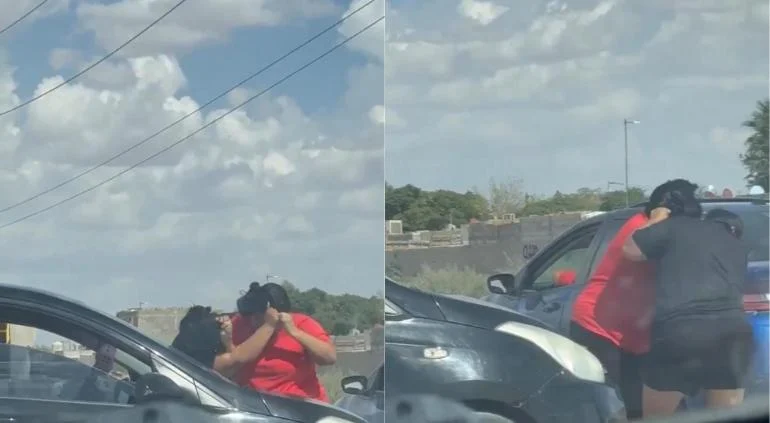 Dos mujeres durante una riña en la vía pública de Parajes de Oriente en Ciudad Juárez