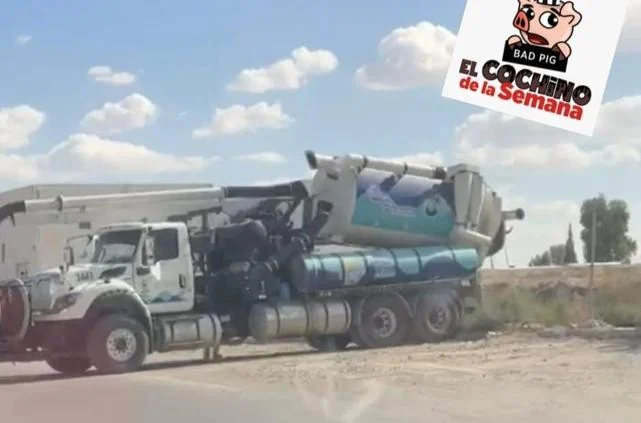 Pipa señalada por descargar aguas residuales en un terreno de la zona Waterfill en Ciudad Juárez
