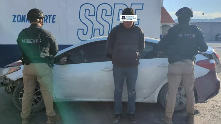Vehículo asegurado durante investigación de homicidio en la colonia Azteca de Ciudad Juárez