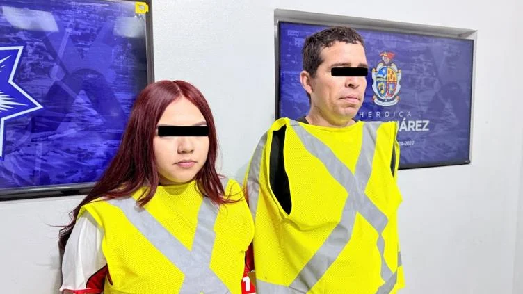 Camioneta relacionada con el arresto de una pareja que presuntamente llevaba un revólver en Ciudad Juárez