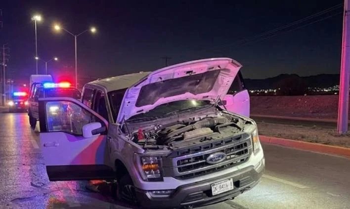 Camioneta afectada por un socavón en el bulevar Juan Pablo II de Ciudad Juárez