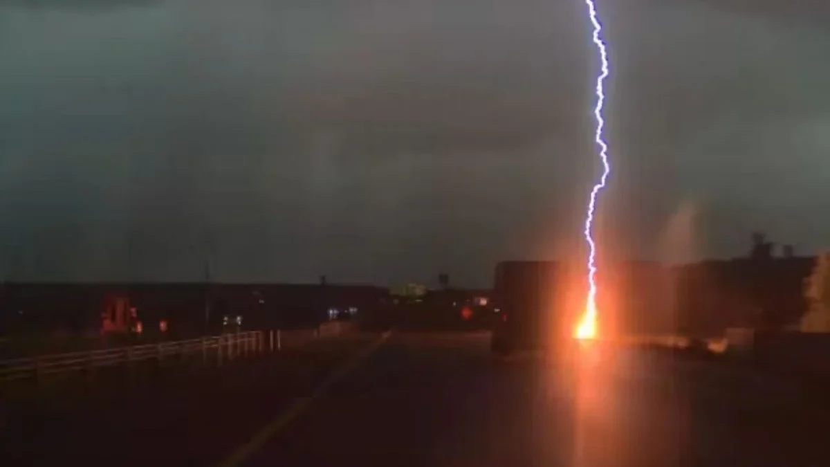 Rayo impacta junto a un camión en una autopista de Utah