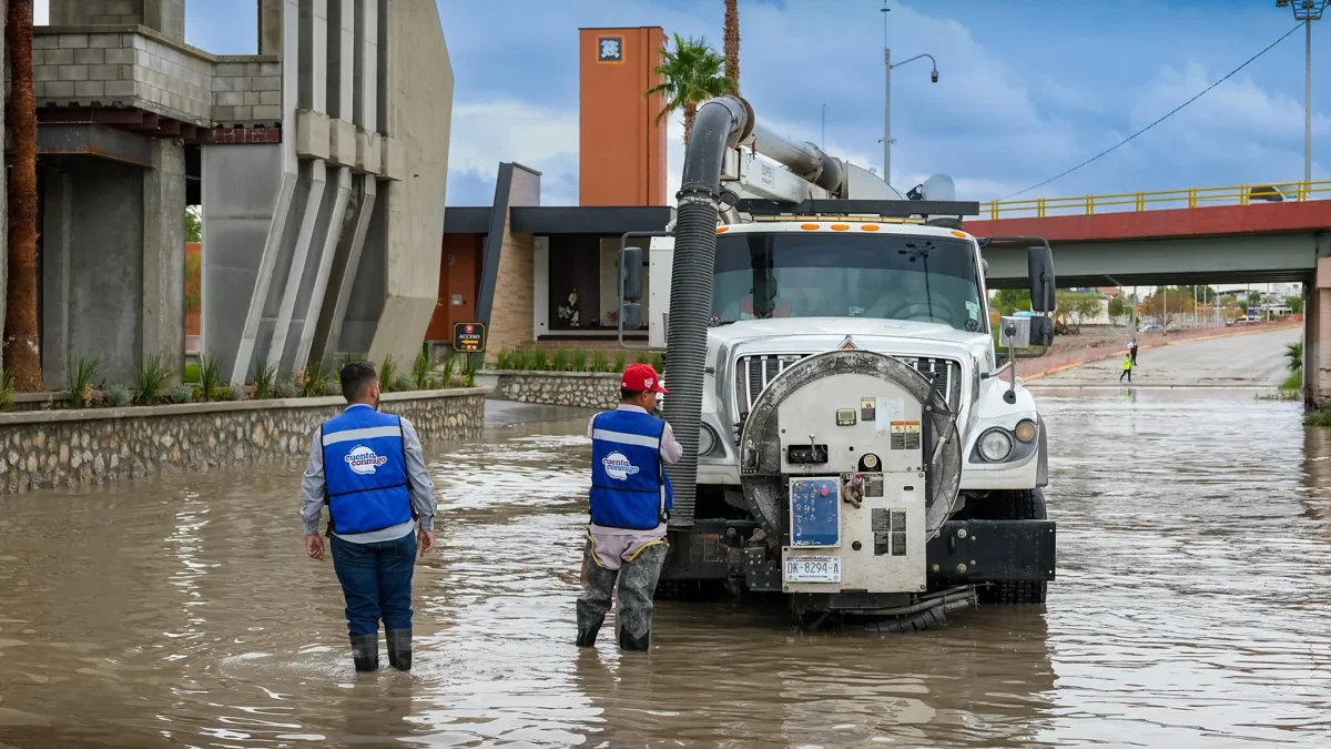 Trabajos para retirar agua acumulada en avenida De las Torres de Ciudad Juárez