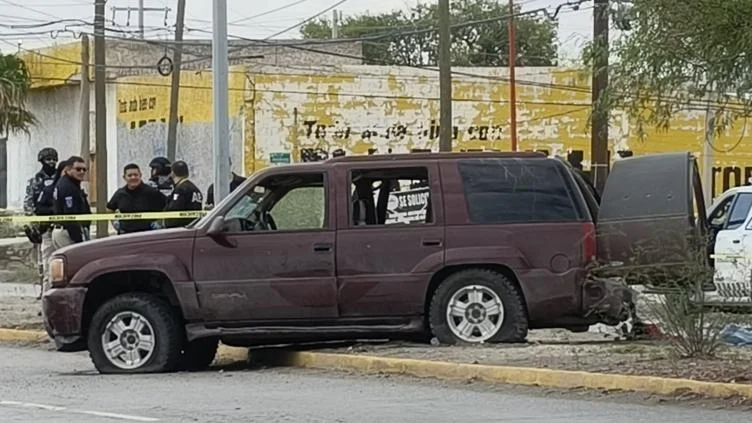 Camioneta sobre el camellón del bulevar Óscar Flores tras persecución y balacera