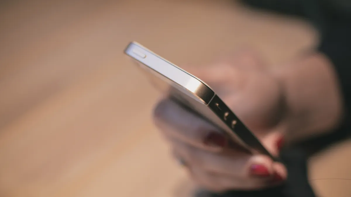 Estudiante guarda un celular durante la jornada escolar