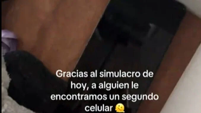 Teléfono celular con una alerta durante el Simulacro Nacional
