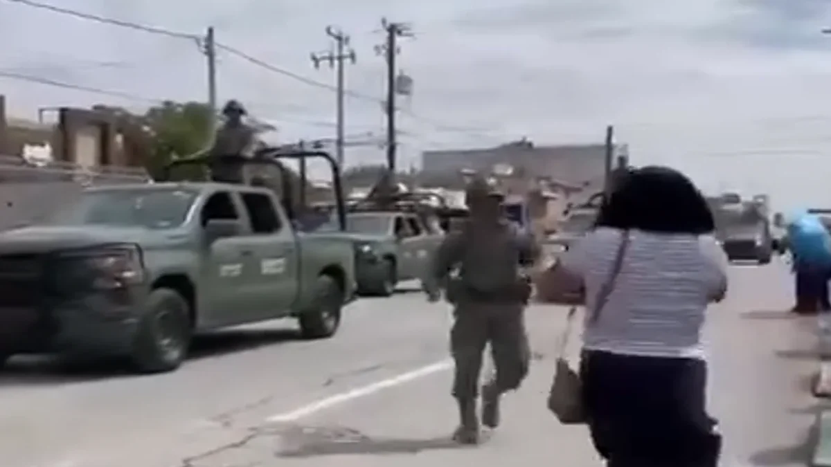 ¡EL ABRAZO QUE CONMOVIÓ A JUÁREZ! Soldado rompe formación para abrazar a su familiar durante el desfile