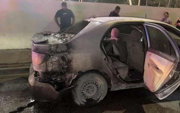 Toyota Corolla gris con daños por incendio en la parte trasera en Ciudad Juárez