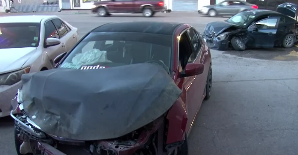 Choque de tres vehículos en Insurgentes y Panamá en Ciudad Juárez