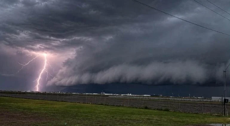 Shelf cloud durante una tormenta eléctrica en un campo menonita de Cuauhtémoc