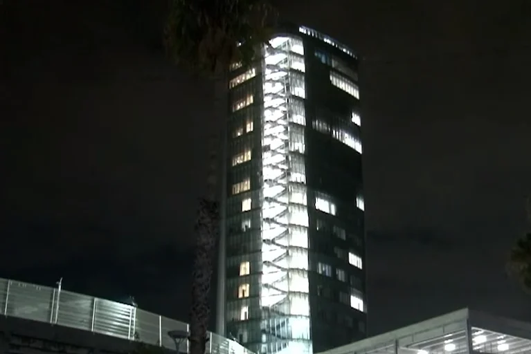 Encendiéron las luces de la Torre Centinela