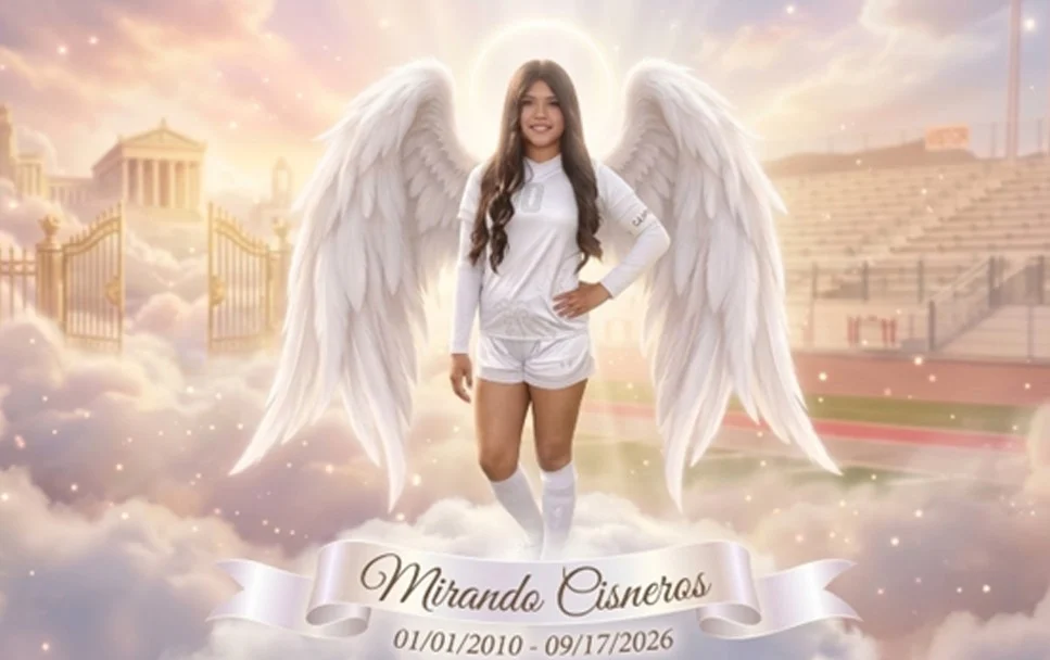 Miranda Cisneros con uniforme de futbol de Jefferson High School
