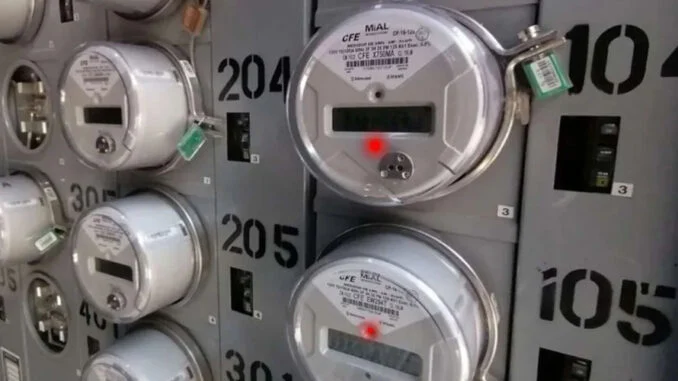 Luz roja encendida en un medidor digital de electricidad de CFE