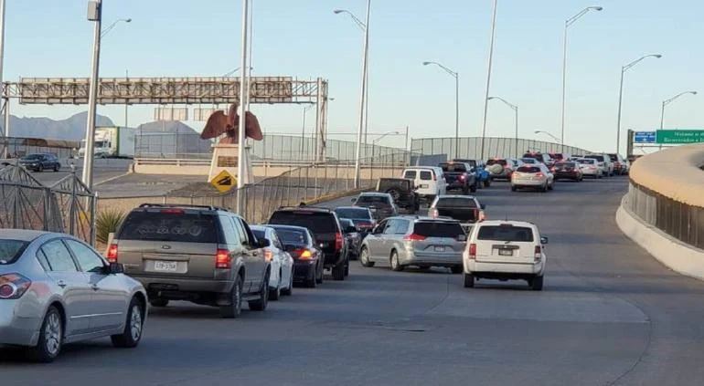 Filas de automóviles en un puente internacional de Ciudad Juárez rumbo a El Paso