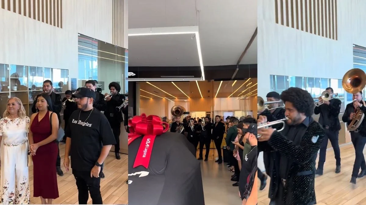 Pareja acompañada por banda sinaloense durante la entrega de un coche nuevo en Torreón