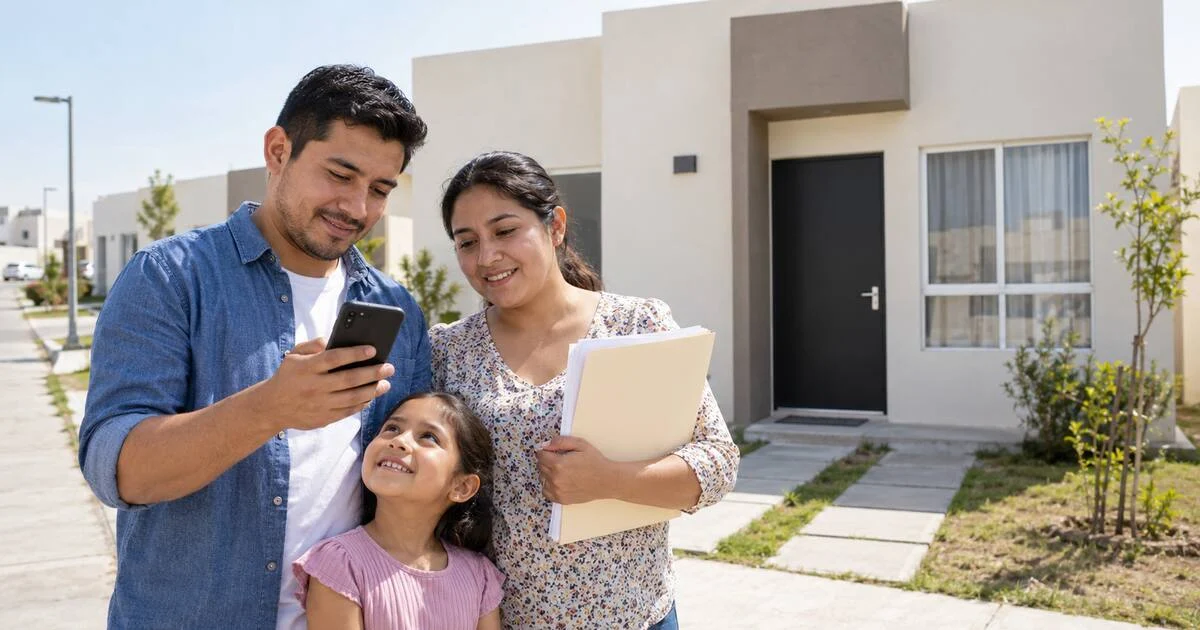 Trabajador consulta los requisitos para solicitar una vivienda con apoyo de Infonavit