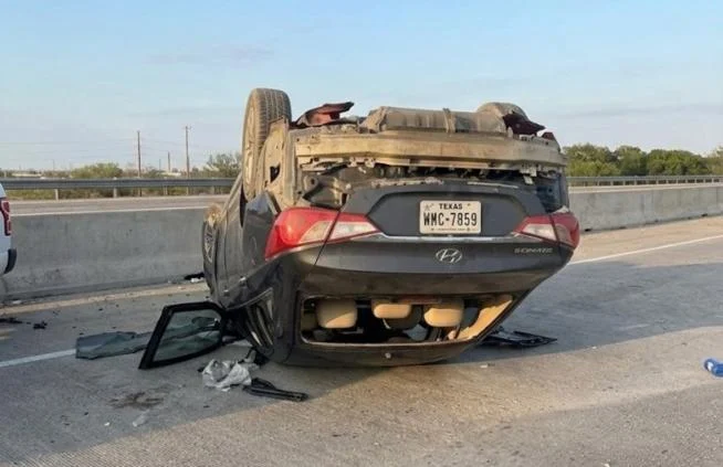 Automóvil volcado tras accidente en Camino Real de Ciudad Juárez