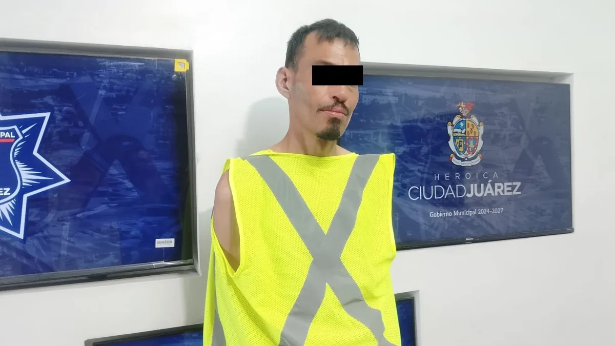 Policías municipales durante un arresto relacionado con amenazas durante el cobro de una renta en Ciudad Juárez