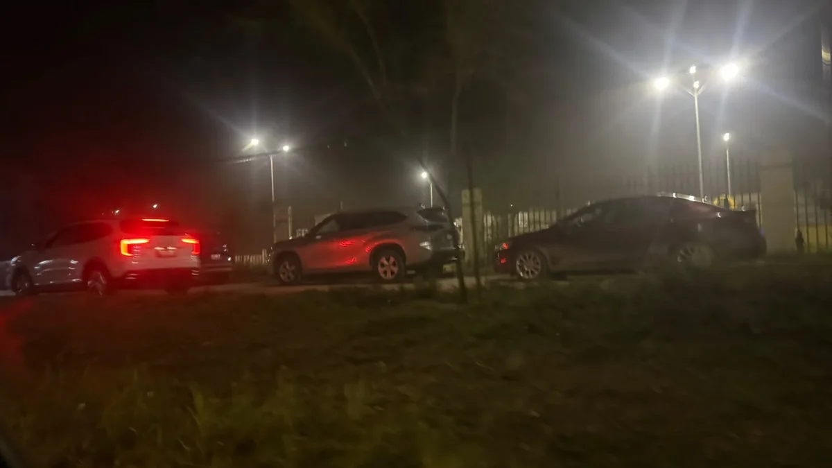 Autos estacionados afuera del fraccionamiento San Carlos por temor a inundaciones