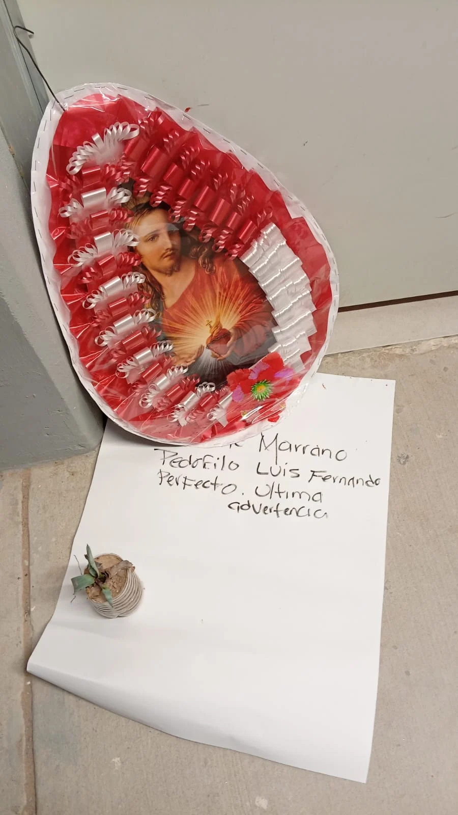 Revelan para quien era la corona fúnebre que apareció en Secundaria 2