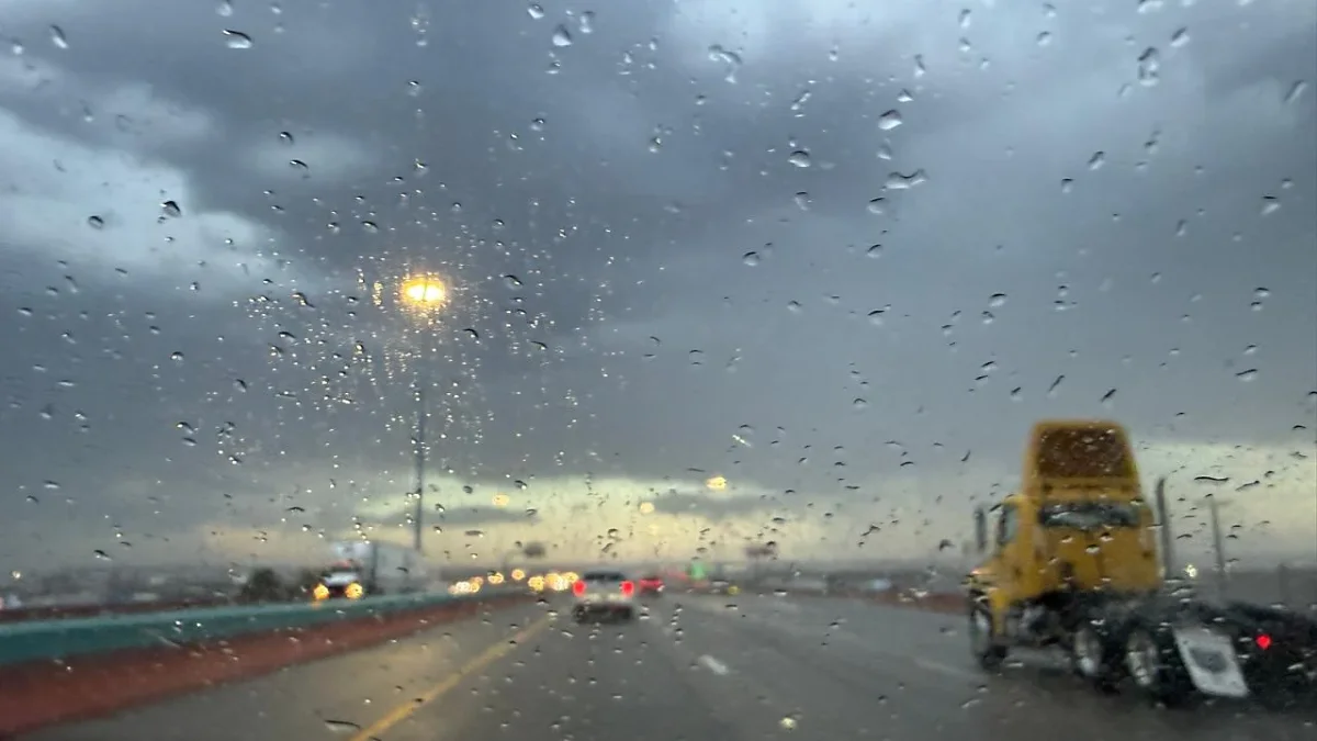 Nubes densas sobre Ciudad Juárez antes de una tormenta con lluvia y granizo