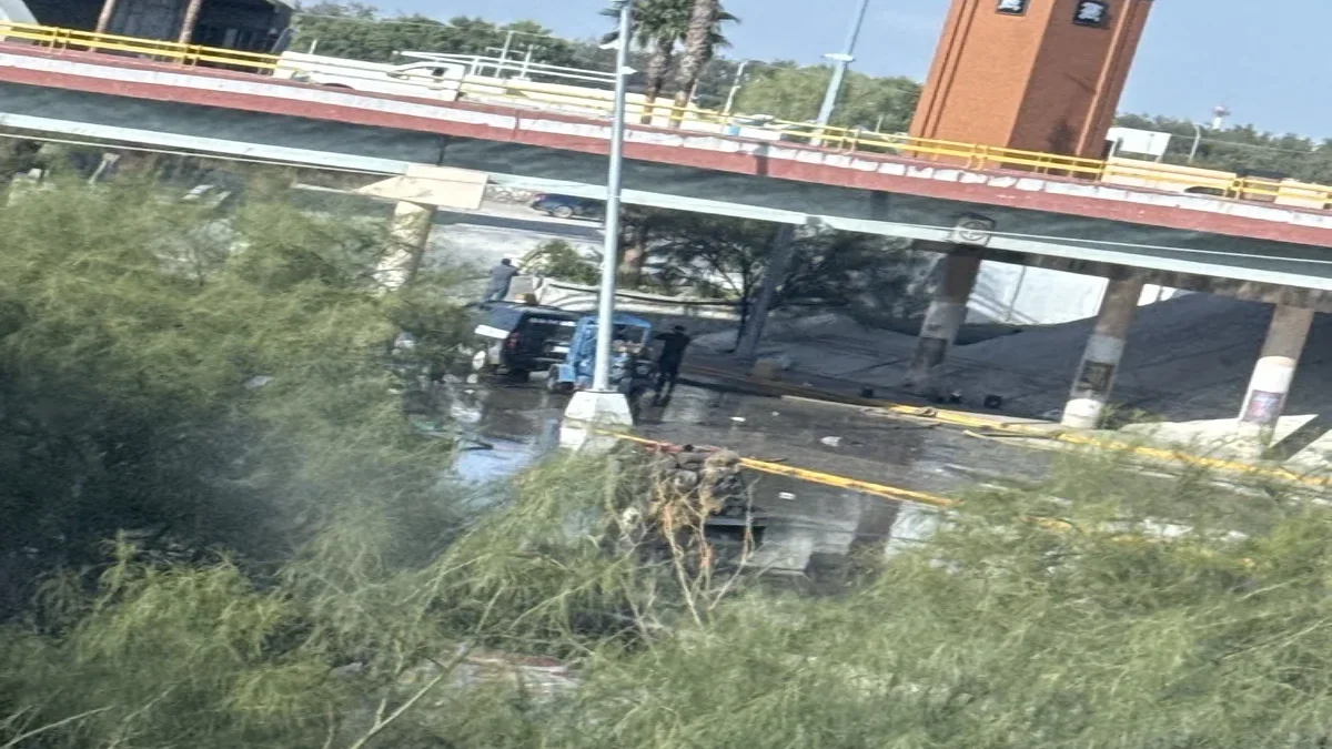 Trabajos de limpieza en el paso a desnivel de avenida De las Torres en Ciudad Juárez