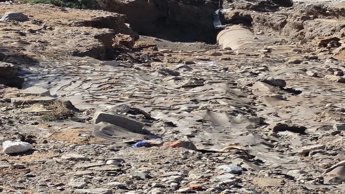 Cárcava y tubería expuesta en la calle Toronja Roja de Ciudad Juárez