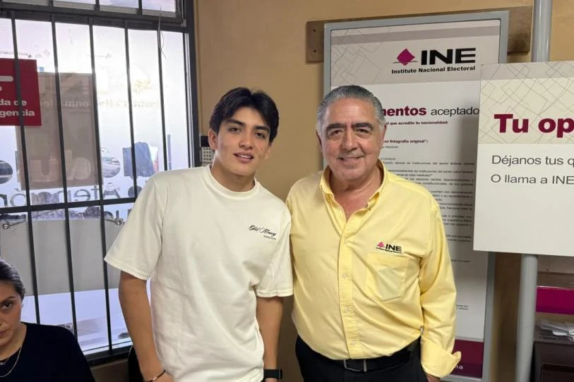 Gilberto Mora durante su visita a un módulo del INE en Tijuana