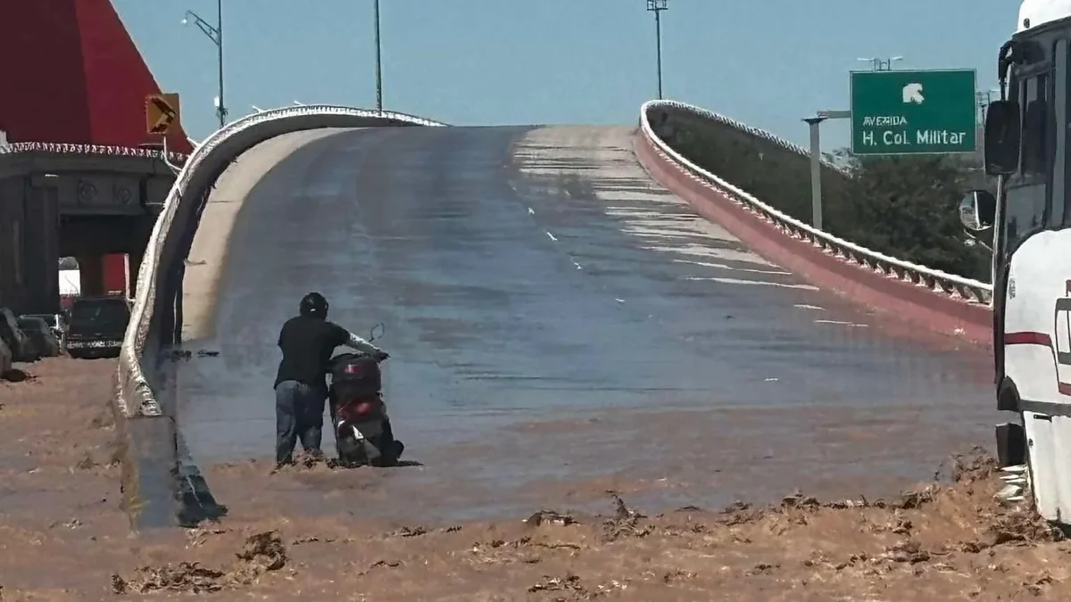 Acumulación de agua por el desbordamiento del Río Bravo en Ciudad Juárez