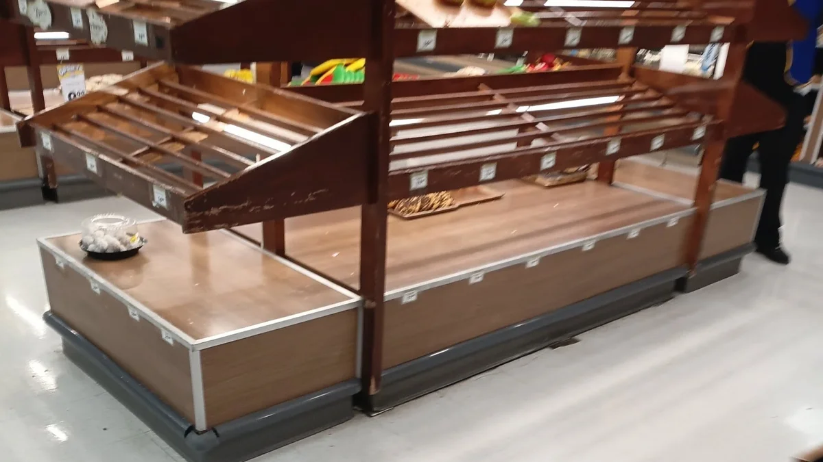 Exhibidores de pan casi vacíos en una tienda S-Mart de Ciudad Juárez