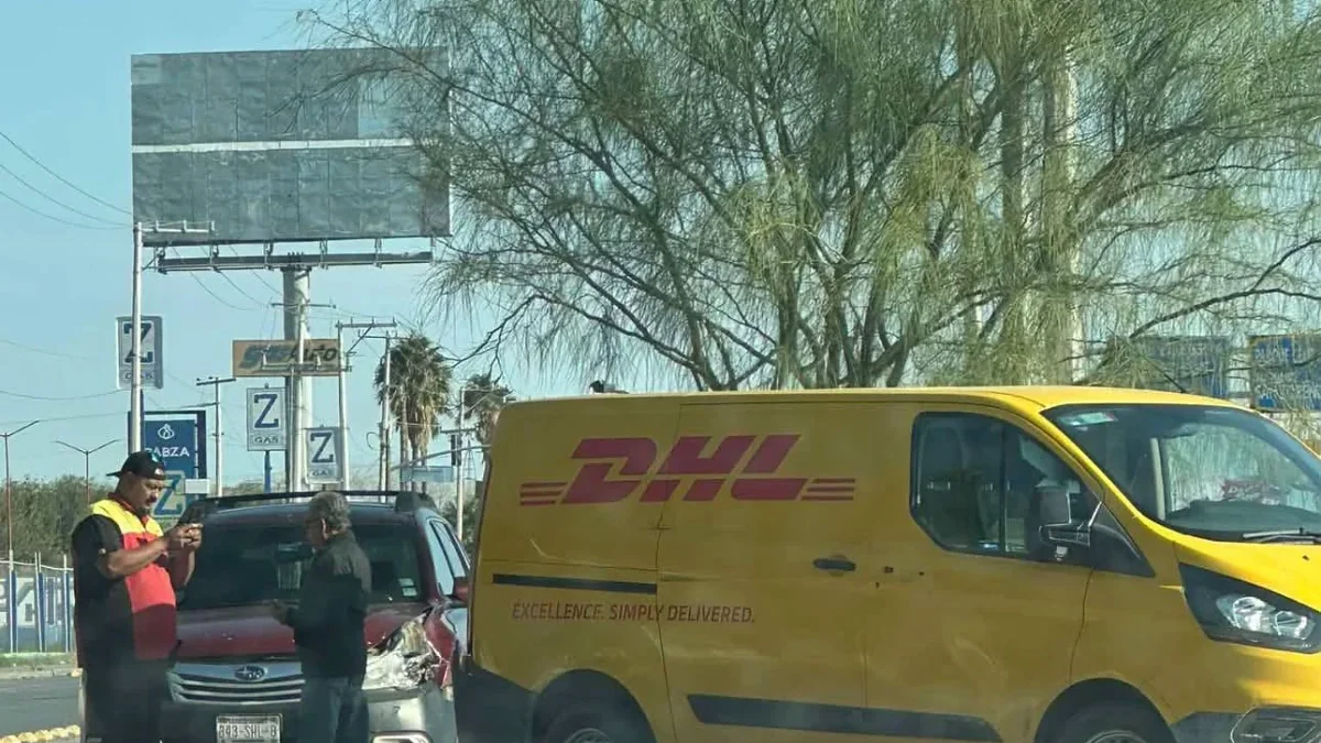 Camioneta de DHL involucrada en choque frente al aeropuerto de Ciudad Juárez